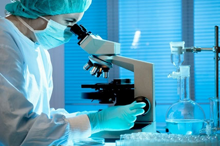 ricercatrice laboratorio